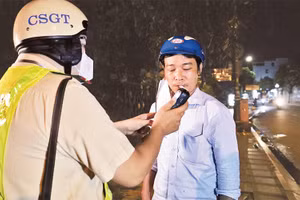 Lực lượng Cảnh sát giao thông kiểm tra nồng độ cồn một người điều khiển phương tiện có dấu hiệu sử dụng bia, rượu khi tham gia giao thông. 