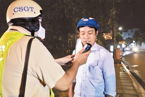 Lực lượng Cảnh sát giao thông kiểm tra nồng độ cồn một người điều khiển phương tiện có dấu hiệu sử dụng bia, rượu khi tham gia giao thông. 