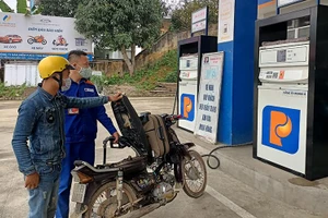 Người dân mua xăng tại cửa hàng xăng dầu huyện Bạch Thông, tỉnh Bắc Kạn. 