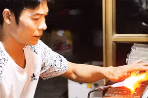 Đỏ lửa thổi thủy tinh giữ nghề truyền thống 