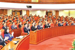 Các đồng chí lãnh đạo Ðảng, Nhà nước và các đại biểu dự phiên bế mạc Hội nghị. (Ảnh ÐĂNG KHOA) 