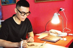 Họa sĩ Chu Nhật Quang miệt mài chuẩn bị những phác thảo cho bức sơn mài “Con đường Bác Hồ” khổ lớn 4mx9m. 