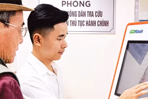Người dân đến giải quyết thủ tục được nhân viên Trung tâm hướng dẫn lấy số.