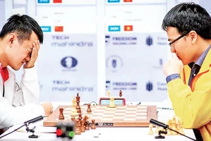 Khoảnh khắc đương kim vô địch thế giới Ding Liren nhận thua trước Lê Quang Liêm. 