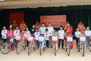 Đại diện các tổ chức trao xe đạp cho các em có hoàn cảnh khó khăn tại Lễ khai giải năm học mới 2023-2024.