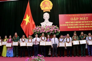 Bí thư Tỉnh ủy Hòa Bình Nguyễn Phi Long (thứ 8 từ trái sang) và Chủ tịch Ủy ban nhân dân tỉnh Bùi Văn Khánh (thứ 8 từ phải sang) tặng Bằng khen cho các tập thể, cá nhân điển hình tiên tiến.