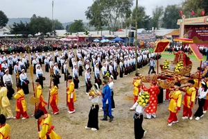 Màn trình tấu chiêng Mường của hơn 500 nghệ nhân tại lễ hội.