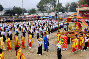 Màn trình tấu chiêng Mường của hơn 500 nghệ nhân tại lễ hội.