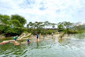 Lễ hội thu hút đông đảo người dân trong và ngoài khu vực đến xem.