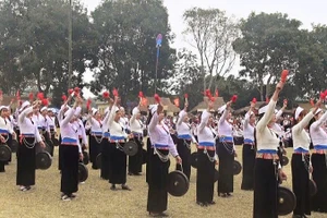 Trình diễn chiêng Mường Hòa Bình là nét đặc sắc không thể thiếu tại lễ hội.