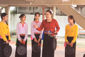 Bà Dung đang dạy Chiêng Mường cho các cháu.