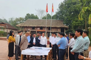 Bí thư Tỉnh ủy Hòa Bình Nguyễn Phi Long chỉ đạo triển khai Khu tổ hợp không gian văn hóa Mường tại xóm Lũy Ải, xã Phong Phú, huyện Tân Lạc, tỉnh Hòa Bình.