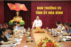 Bí thư Tỉnh ủy Hòa Bình Nguyễn Phi Long chủ trì hội nghị.