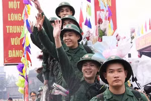 Các tân binh hào hứng, phấn khởi lên đường nhập ngũ.