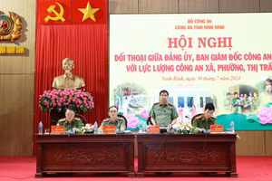 Đồng chí Đại tá Đặng Trọng Cường, Giám đốc Công an tỉnh Ninh Bình điều hành phần nội dung đối thoại.