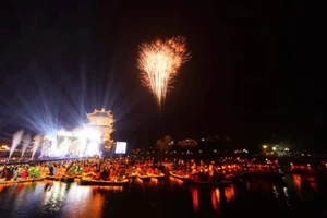Khán giả có thể xem màn bắn pháo hoa ngay trên thuyền tại hồ Kỳ Lân. (Ảnh: PHOCOHOALU)