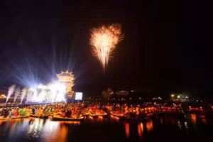 Khán giả có thể xem màn bắn pháo hoa ngay trên thuyền tại hồ Kỳ Lân. (Ảnh: PHOCOHOALU)