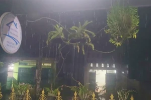 Mưa xuất hiện trên địa bàn huyện biên giới Tân Hồng vào tối 3/5. (Ảnh: Người dân cung cấp)