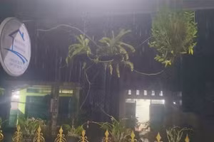 Mưa xuất hiện trên địa bàn huyện biên giới Tân Hồng vào tối 3/5. (Ảnh: Người dân cung cấp)