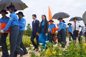 Đưa tiễn các anh về với đất mẹ. (Ảnh: HỮU NGHĨA)