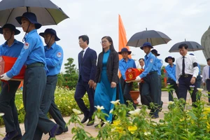 Đưa tiễn các anh về với đất mẹ. (Ảnh: HỮU NGHĨA)