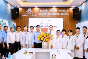 Bí thư Tỉnh ủy Đồng Tháp Lê Quốc Phong cùng lãnh đạo thành phố Sa Đéc tặng hoa chúc mừng Nha khoa Phương Thành. (Ảnh: K.NH)