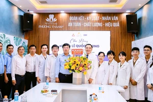 Bí thư Tỉnh ủy Đồng Tháp Lê Quốc Phong cùng lãnh đạo thành phố Sa Đéc tặng hoa chúc mừng Nha khoa Phương Thành. (Ảnh: K.NH)