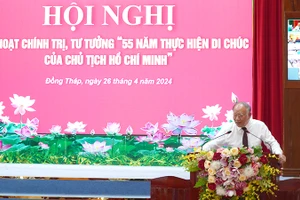 Giáo sư, Tiến sĩ Hoàng Chí Bảo báo cáo nội dung chuyên đề. (Ảnh: HỮU NGHĨA)