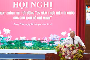 Giáo sư, Tiến sĩ Hoàng Chí Bảo báo cáo nội dung chuyên đề. (Ảnh: HỮU NGHĨA)