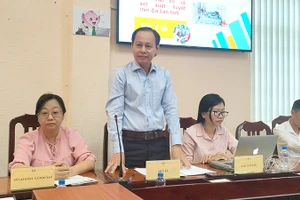 Bác sĩ Phan Thanh Tùng phát biểu cung cấp thông tin bệnh đau mắt đỏ. (Ảnh: HỮU NGHĨA)