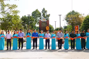 Cắt băng khánh thành Bia tưởng niệm các anh hùng Liệt sĩ tại Đồn Biên phòng Thông Bình.