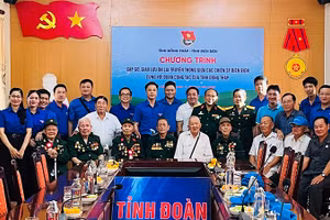 Các đại biểu chụp ảnh lưu niệm. Ảnh: Tỉnh đoàn Đồng Tháp