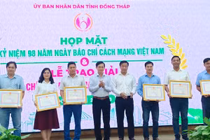 Lãnh đạo Hội đồng nhân dân tỉnh và Ủy ban nhân dân tỉnh Đồng Tháp trao giải B cho tác giả và nhóm tác giả đạt Giải Báo chí tỉnh Đồng Tháp lần thứ 6.