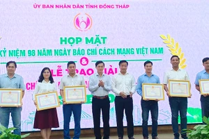 Lãnh đạo Hội đồng nhân dân tỉnh và Ủy ban nhân dân tỉnh Đồng Tháp trao giải B cho tác giả và nhóm tác giả đạt Giải Báo chí tỉnh Đồng Tháp lần thứ 6.