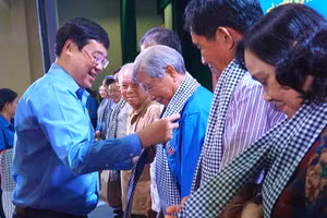 Ủy viên Trung ương Đảng, Bí thư Tỉnh ủy Đồng Tháp Lê Quốc Phong trao quà cho các cựu cán bộ đoàn tỉnh Đồng Tháp qua các thời kỳ. (Ảnh: HỮU NGHĨA)