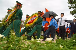 Đưa tiễn các anh về với đất mẹ. (Ảnh: HỮU NGHĨA)