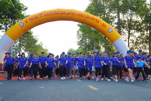 Các vận động viên tham gia đi bộ. (Ảnh: HỮU NGHĨA)