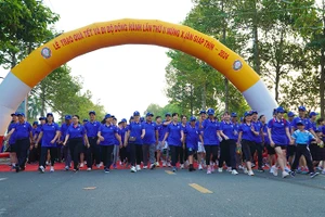 Các vận động viên tham gia đi bộ. (Ảnh: HỮU NGHĨA)