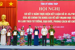 Trao trao Thư khen của Bí thư Tỉnh ủy Đồng Tháp cho các tập thể, cá nhân tiêu biểu. (Ảnh: HỮU NGHĨA)