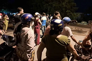 Trong đêm 28/5 vẫn còn rất đông người dân theo dõi vụ các cháu bé đuối nước.