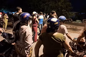 Trong đêm 28/5 vẫn còn rất đông người dân theo dõi vụ các cháu bé đuối nước.