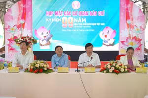 Chủ tịch Ủy ban nhân dân tỉnh Đồng Tháp Phạm Thiện Nghĩa phát biểu tại buổi họp mặt.