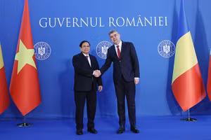 Sau lễ đón trang trọng, Thủ tướng Chính phủ Phạm Minh Chính đã gặp hẹp và hội đàm với Thủ tướng Romania Ion-Marcel Ciolacu.