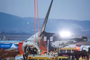 Mảnh vỡ của máy bay sau vụ tai nạn thảm khốc tại sân bay quốc tế Muan. (Ảnh: Reuters)