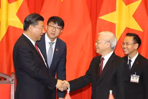 Tổng Bí thư Nguyễn Phú Trọng và Tổng Bí thư, Chủ tịch Trung Quốc Tập Cận Bình tại Lễ ký kết các văn kiện hợp tác giữa hai nước (tháng 11/2017). (Ảnh: TTXVN)