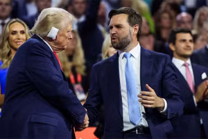 Ông Donald Trump bắt tay ông J.D. Vance khi tới dự Đại hội toàn quốc đảng Cộng hòa tại thành phố Milwaukee, bang Wisconsin, ngày 15/7/2024. (Ảnh: Reuters)