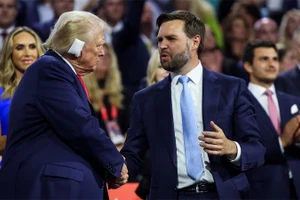 Ông Donald Trump bắt tay ông J.D. Vance khi tới dự Đại hội toàn quốc đảng Cộng hòa tại thành phố Milwaukee, bang Wisconsin, ngày 15/7/2024. (Ảnh: Reuters)