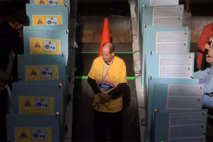 Nhân viên bầu cử đang giám sát quá trình bỏ phiếu tại một điểm bầu cử ở Henderson, bang Nevada, ngày 5/11/2024. (Ảnh: Reuters)