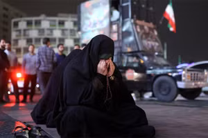 Người dân tại thủ đô Tehran cầu nguyện cho Tổng thống Iran Ebrahim Raisi sau khi biết tin trực thăng chở ông gặp nạn, ngày 19/5/2024. (Ảnh: Reuters)