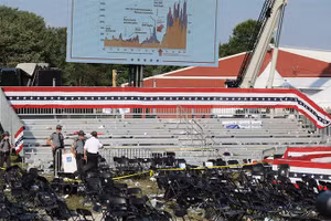 Lực lượng an ninh kiểm tra hiện trường vụ nổ súng trong cuộc vận động tranh cử của ông Donald Trump tại Butler, bang Pennsylvania, ngày 13/7/2024. (Ảnh: Reuters)